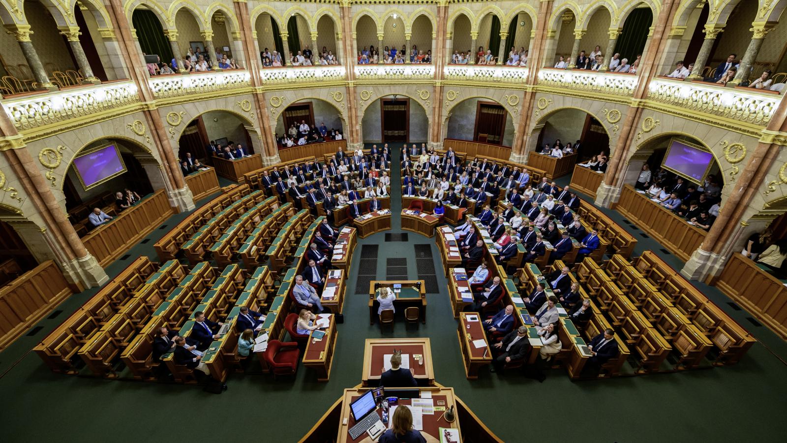 Üres padsorok az ellenzéki oldalon. Hétfőn nem vett részt a Fidesz az alkotmánymódosítás vitáján és szavazásán