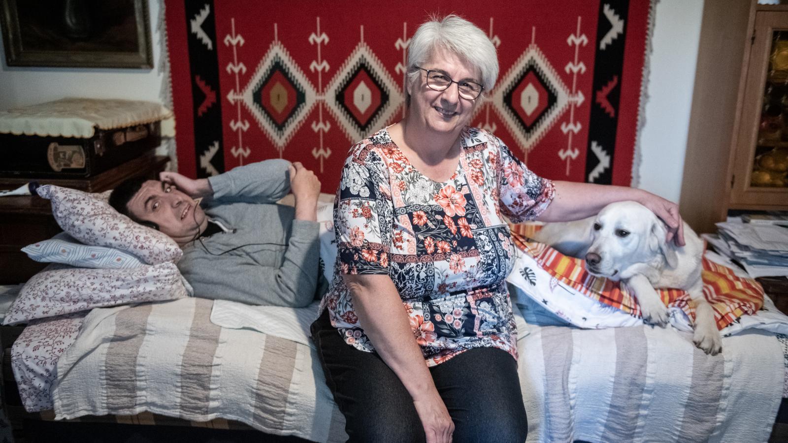 Schilling Magdolna otthonában ápolja fogyatékkal élő gyermekét, Ferit