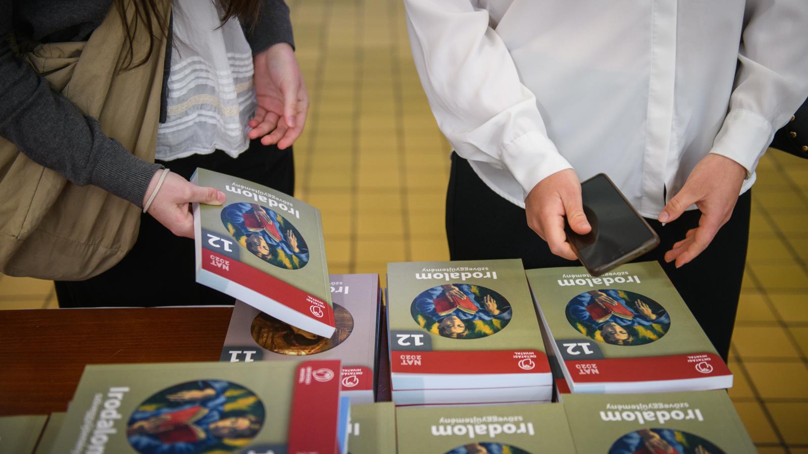 Irodalomórán olvasókat kellene nevelnünk, nem magológépeket - mondja Horváth Viktor