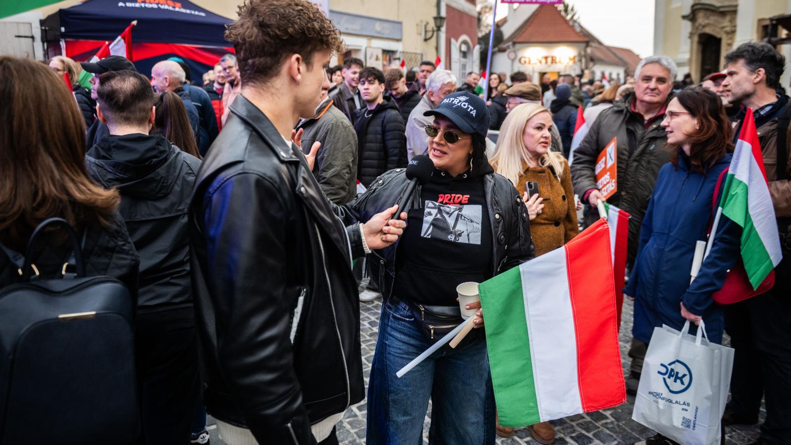 Tóth Gabi március 20-án még részt vett Orbán Viktor országjárásán, mára letett a politikáról: “Ha valamit megtanultam, az az, hogy én ezt soha többet nem fogom engedni, hogy belerángassanak se megfélemlítésből, se semmiből.” 