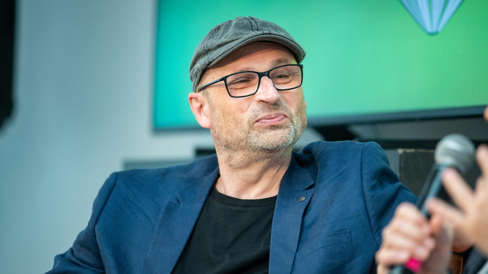 Csabai László kötete ismert irodalmi múltat idézve mutatja a magyar jelent