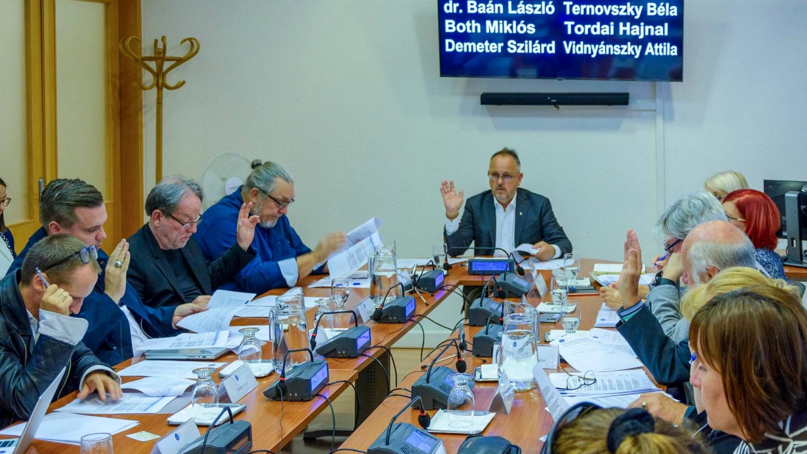 A Nemzeti Kulturális Alap Bizottságának ülése 2025 szeptember 25-én. A fotón középen Bús Balázs