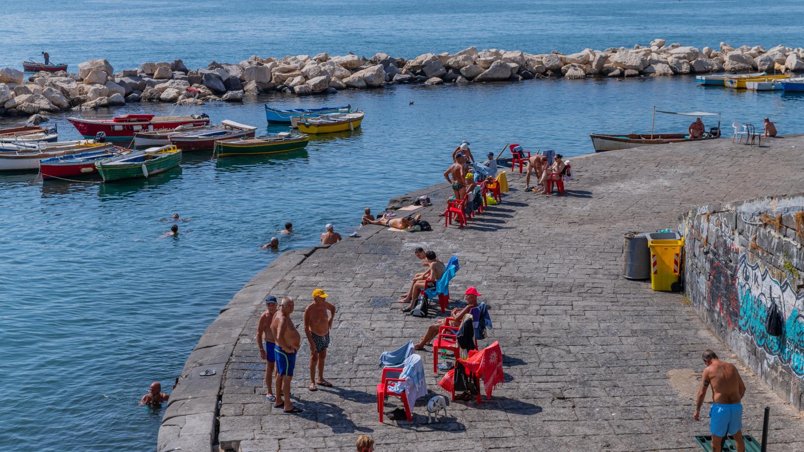 Strandolók Nápolyban. Képünk illusztráció.