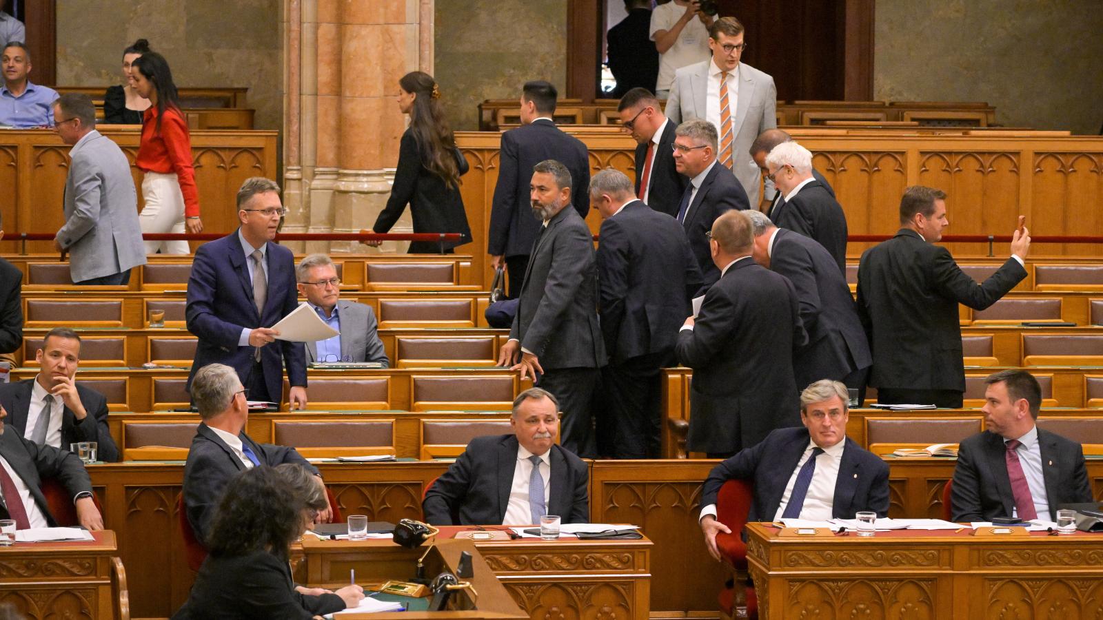A Fidesz és a KDNP képviselõi kivonulnak a terembõl, miközben Hankó Balázs felszólal az Országgyûlés rendkívüli ülésén 2026. július 27-én