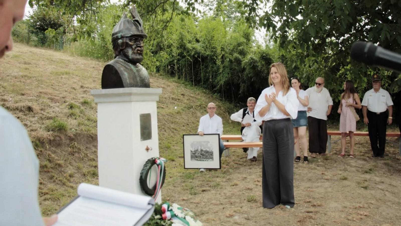 Ujvári Szilvia tiszás képviselő is részt vett a szoboravatáson