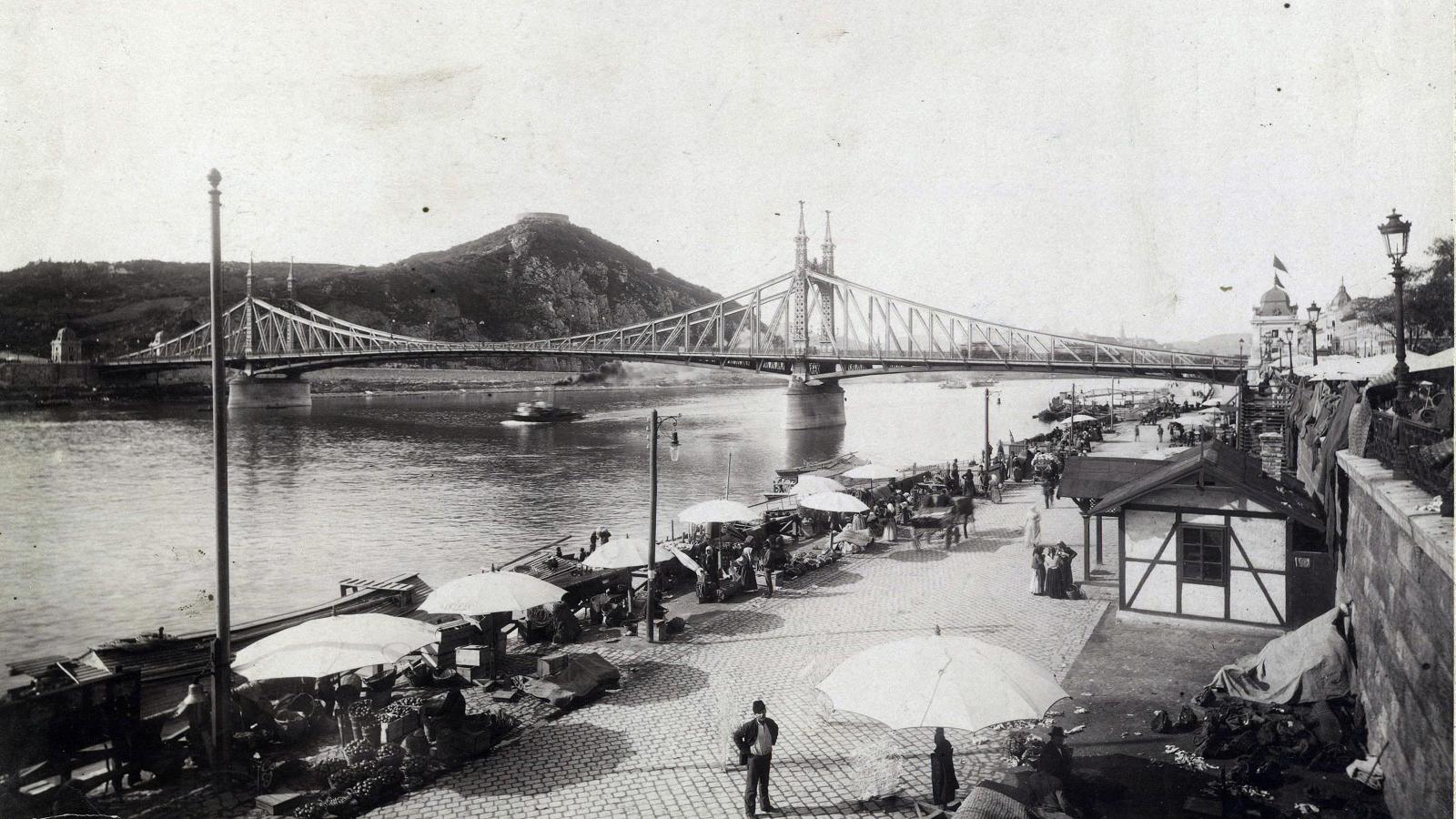 Piac a pesti alsó rakparton a Fővám térnél, szemben a Szabadság (Ferenc József) híd. A felvétel 1900 körül készült.