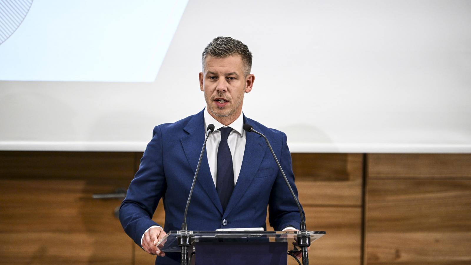 Magyar Péter miniszterelnök az ország energiaellátásának biztonságáról és a kormány döntéseiről szóló sajtótájékoztatón az MVM Paksi Atomerőműben, 2026. július 31-én