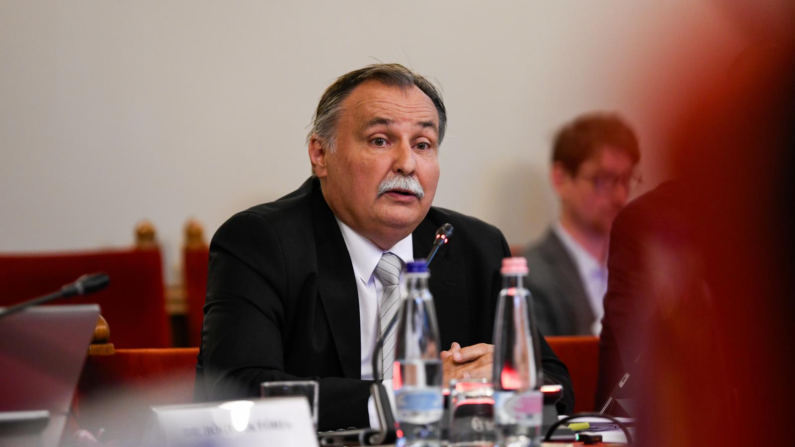 Gajdos László élő környezetért felelős miniszterjelölt kinevezés előtti meghallgatásán az Országgyűlés élő környezetért felelős bizottságának ülésén az Országházban 2026. május 11-én.