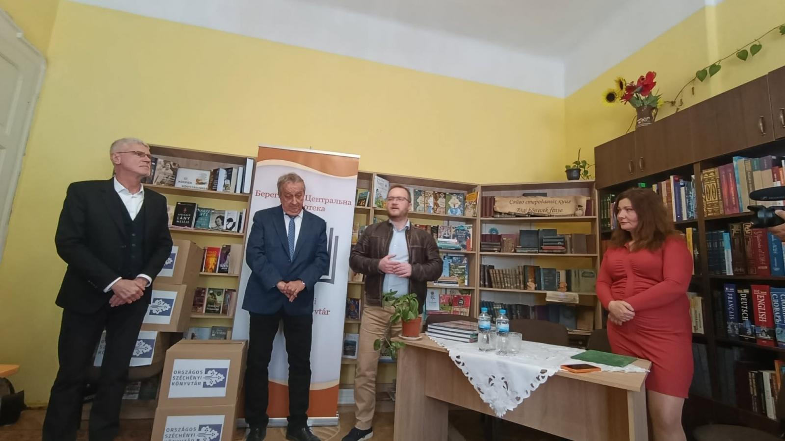 Rózsa Dávid (középen jobbra), az z Országos Széchényi Könyvtár volt főigazgatója 2026. április 21-én a beregszászi könyvtárban 