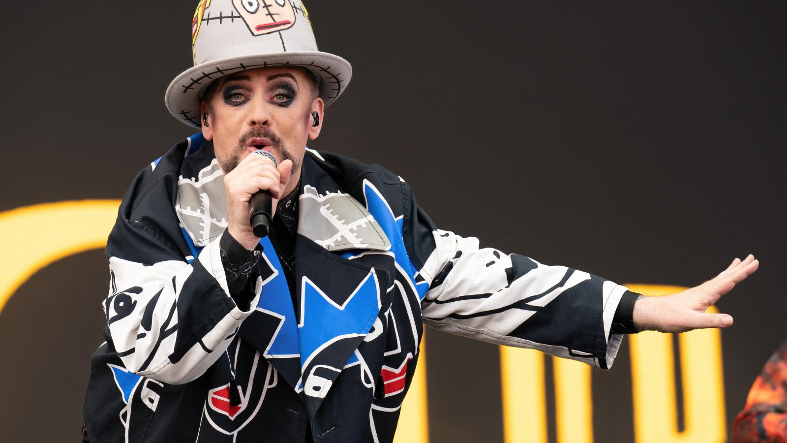 Boy George régóta kiáll az antiszemitizmussal szemben, nemrég
nyilvánosan elítélte azokat az előadókat, akik az Euróvíziós
Dalfesztivál bojkottjára hívták fel a figyelmet pusztán azért, mert a
versenyen részt vett izraeli fellépő is