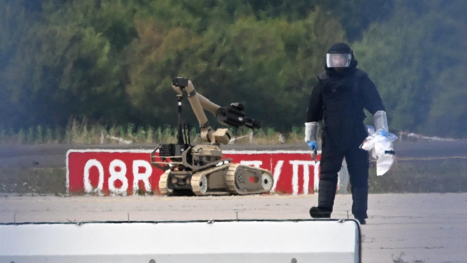 Egy igazságügyi technikus dolgozik egy bombahamisító robottal szerdán a lipcsei repülőtéren