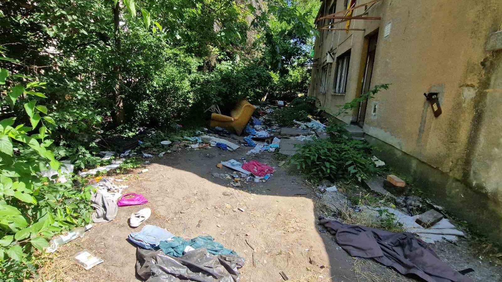 Az egykor MÁV-dolgozók által lakott házakban illegális lakásfoglalók, a környéken drogosok, éjszakánként randalírozók veszélyeztetik a közelben élők biztonságát
