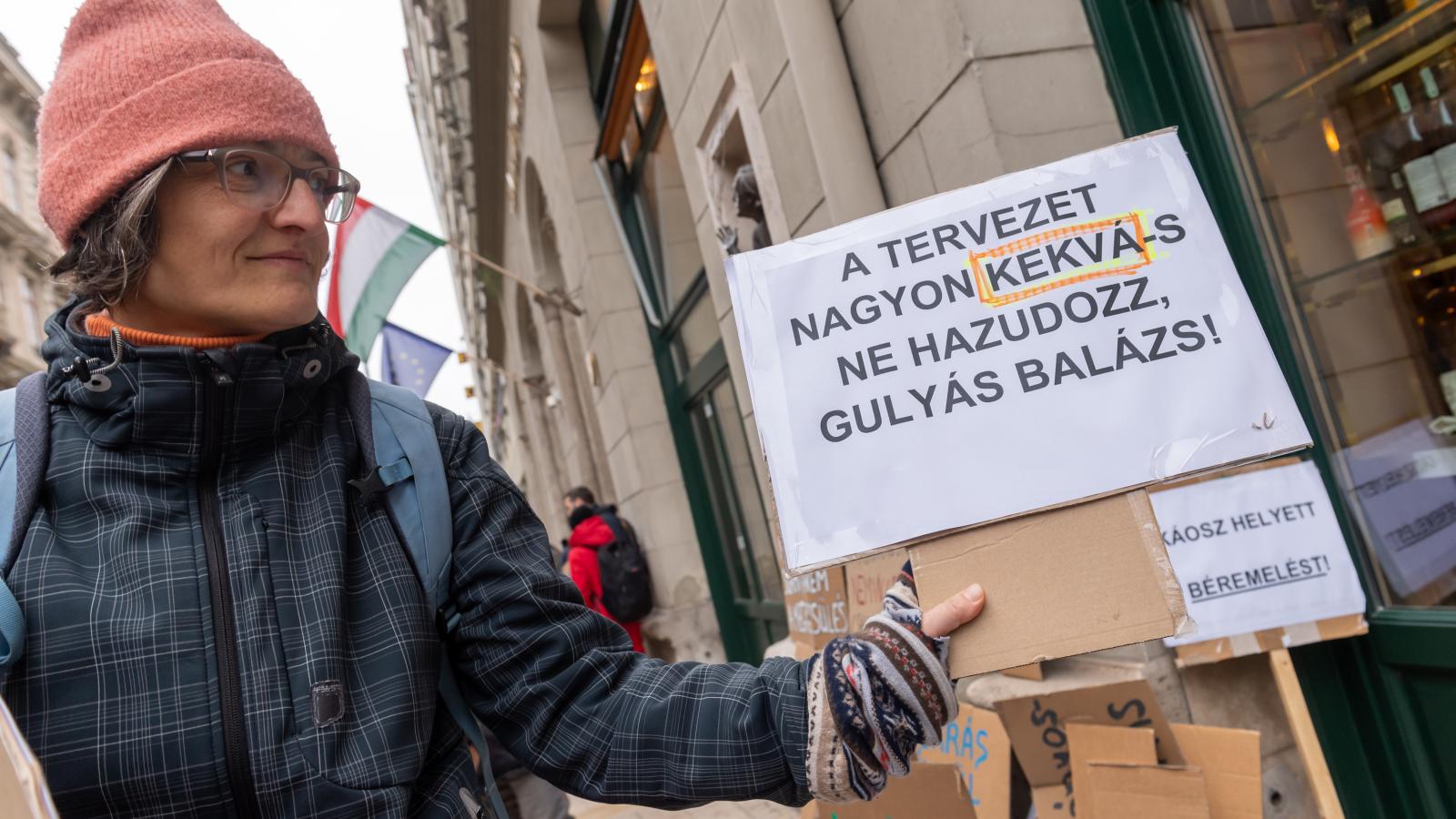 A tudományos dolgozók hiába tiltakoztak, végigvitték az átalakításokat. Most attól tartanak, hogy az ellenkező irányú folyamatban is sokan pórul járnak.