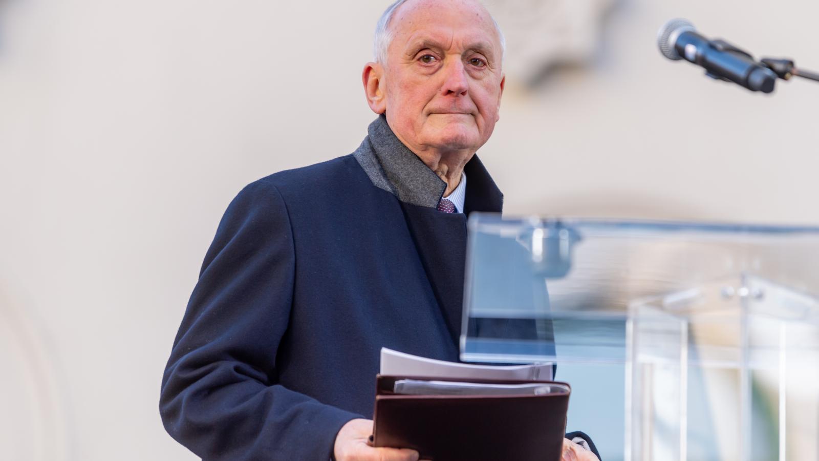 Mint a Der Standard írja, Baka András nem csak beszél a jogállami fordulatról, hanem saját pályájával testesíti meg azt
