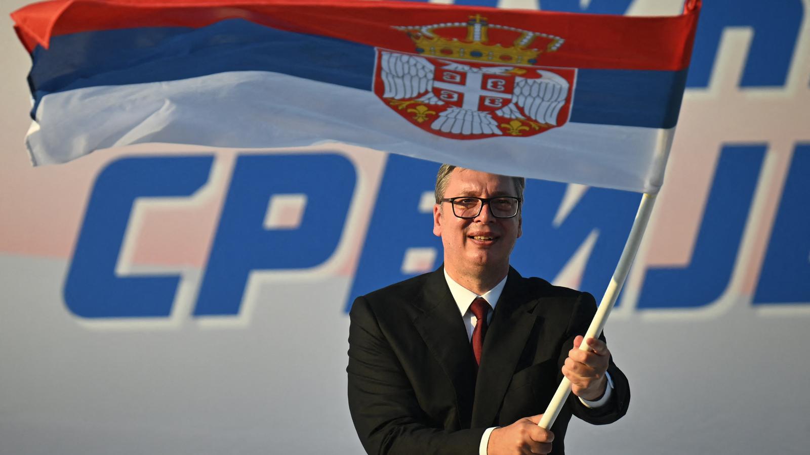 Aleksandar Vučić 2026. június 27-én zászlólengetés közben egy belgrádi demonstráción. Ezt a fenyegetést nem lenne könnyű beváltani