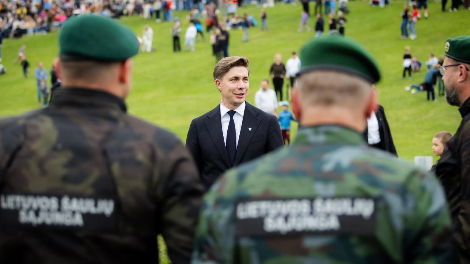 Mindaugas Sinkevičius litván miniszterelnök kijelentette, hogy az ország közvetlen katonai fenyegetettsége nem növekedett drámai mértékben, de a kritikus energetikai és kommunikációs létesítmények védelmét a legmagasabb szintű katonai biztosítás alá helye