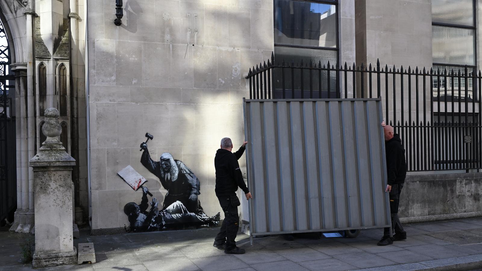 A londoni Királyi Bíróság épületére 2025 szeptemberében felfestett falfestmény eltávolítása és a biztonsági intézkedések eddig már több mint 85 ezer fontba kerültek