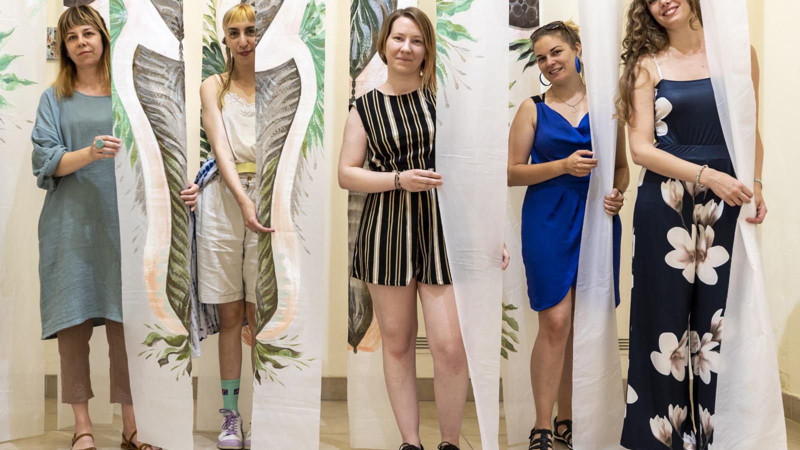A FŰZ art group öt tagja: Palman Zsuzsi, Wirth Abigail, Juhász Kinga, Czinder Fanni és Tóth Annamária Rita
