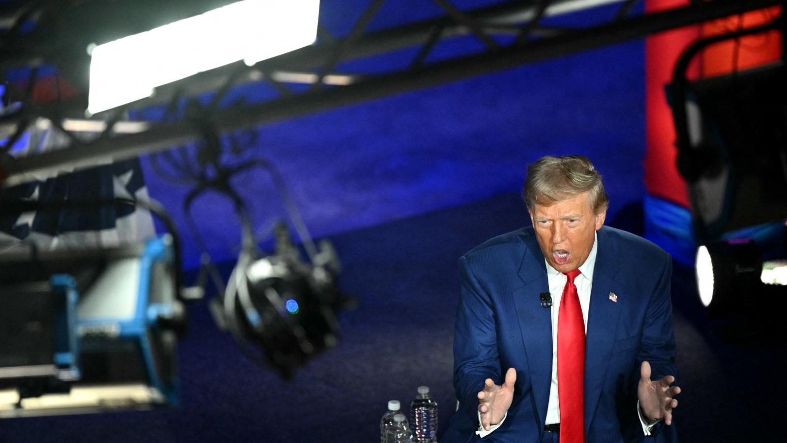 Donald Trump kedvenc televíziójának, a Fox Newsnak nyilatkozva kapitulációra szólította fel Iránt. Teherán azonban már a háború kiterjesztésén dolgozik