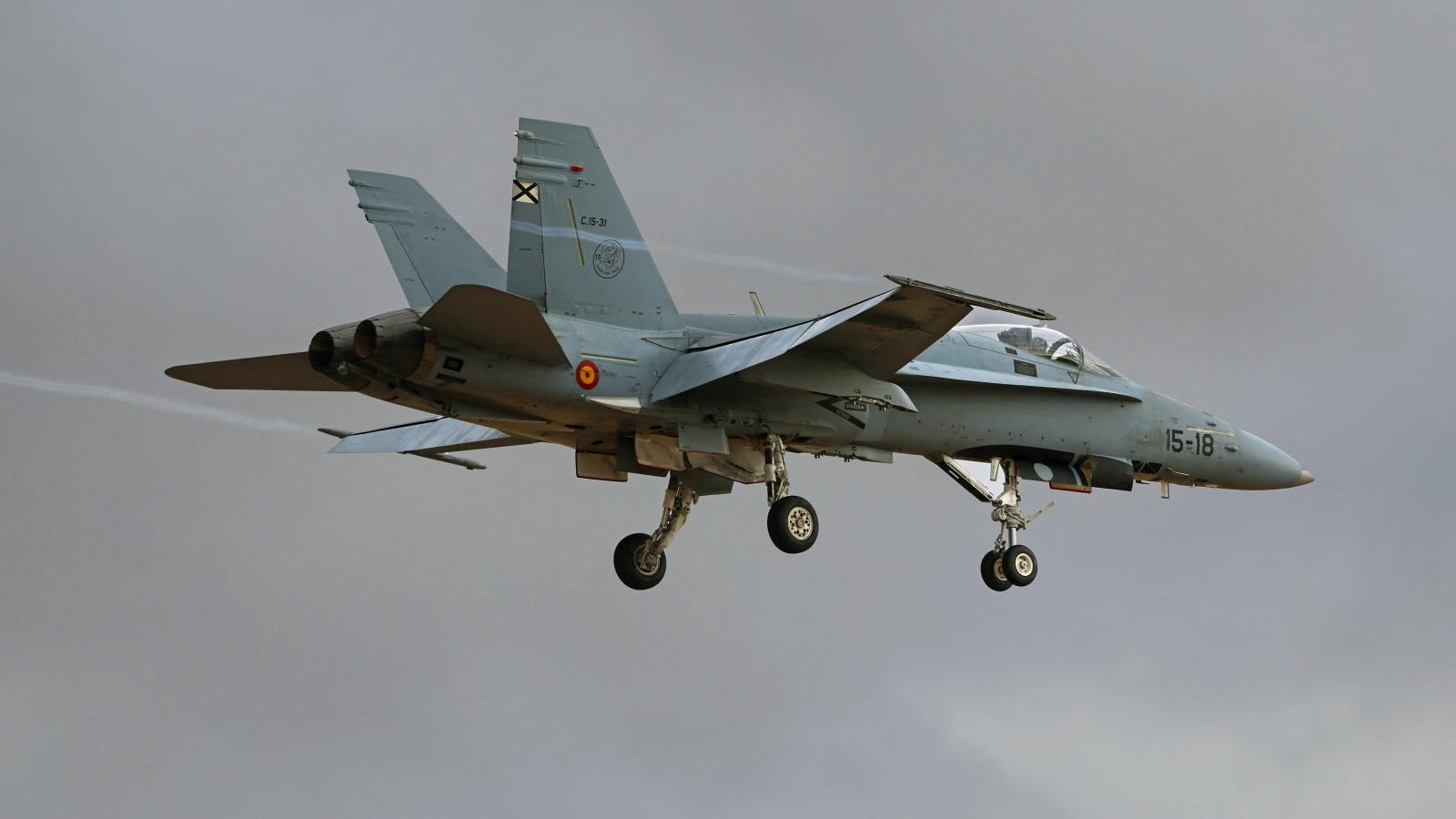 Képünk illusztráció, a spanyol légierő egyik F-18-asa repülés közben