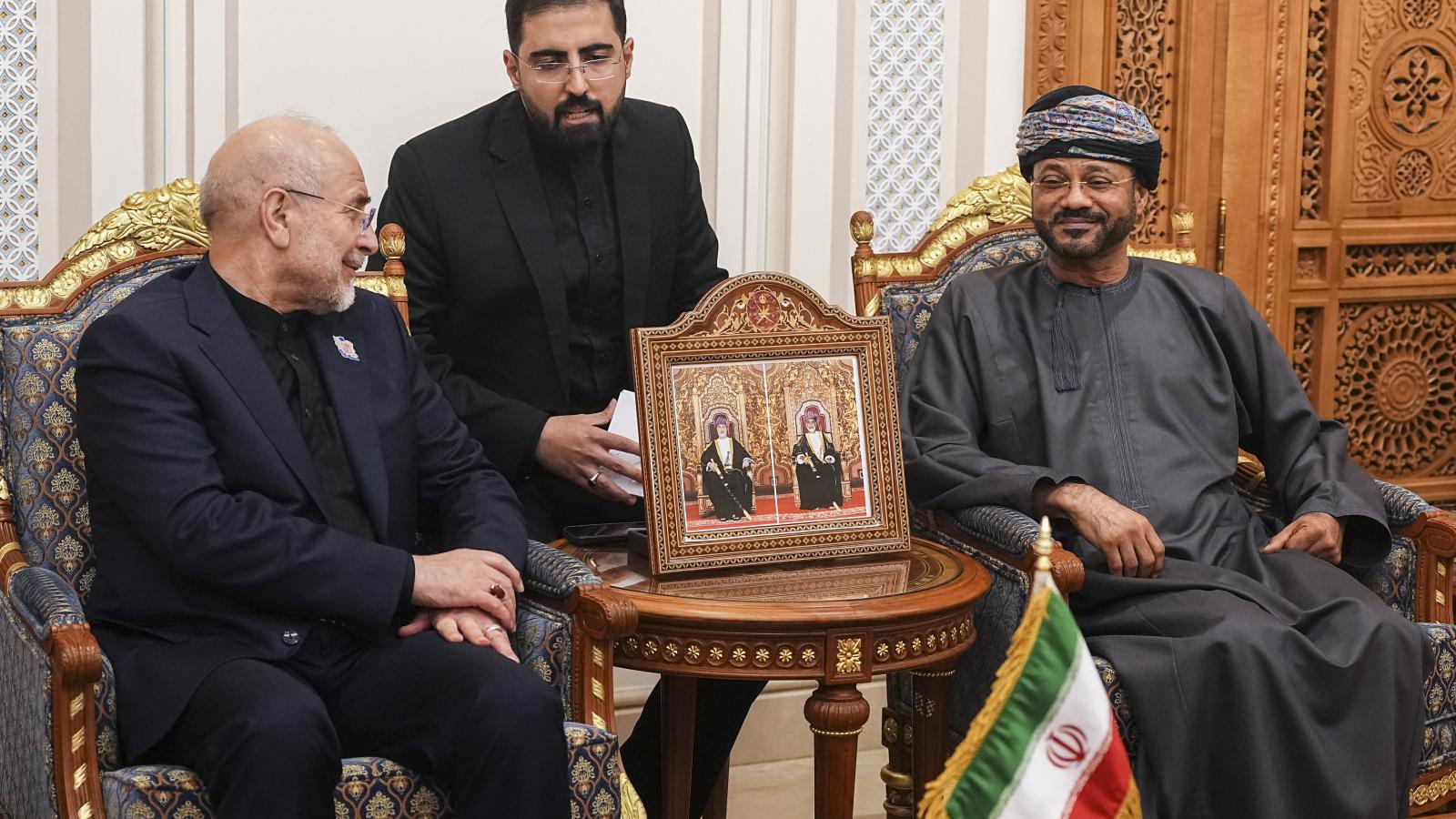 Mohammad Bagher Ghalibaf teheráni parlamenti elnök tárgyalása Badr bin Hamad Al Buszaidi ománi külügyminiszterrel 2026. június 22-én Maszkatban