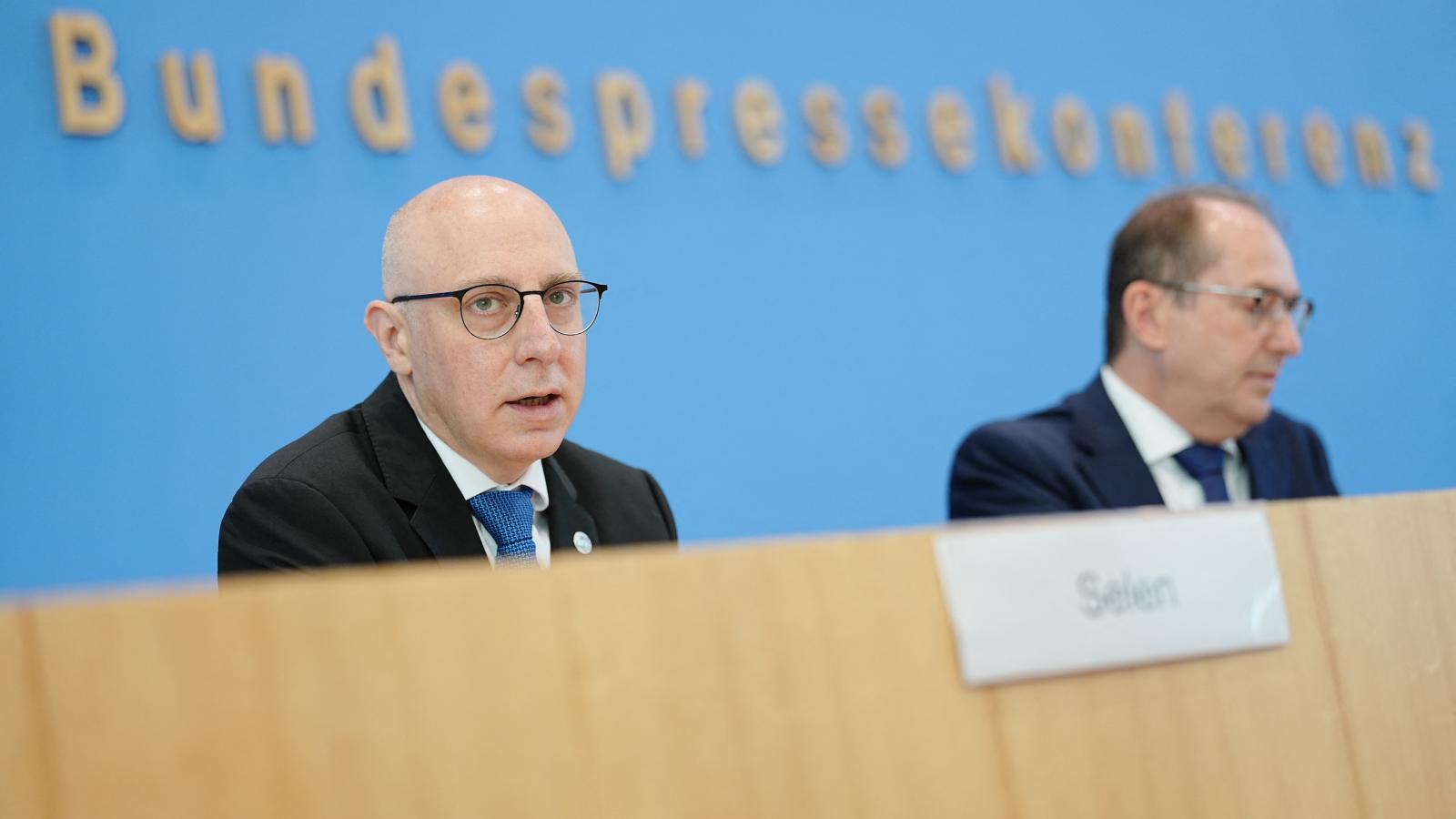 Sinan Selen (balra) 2026. június 30-án egy Alexander Dobrindt szövetségi belügyminiszterrel folytatott tárgyalás után