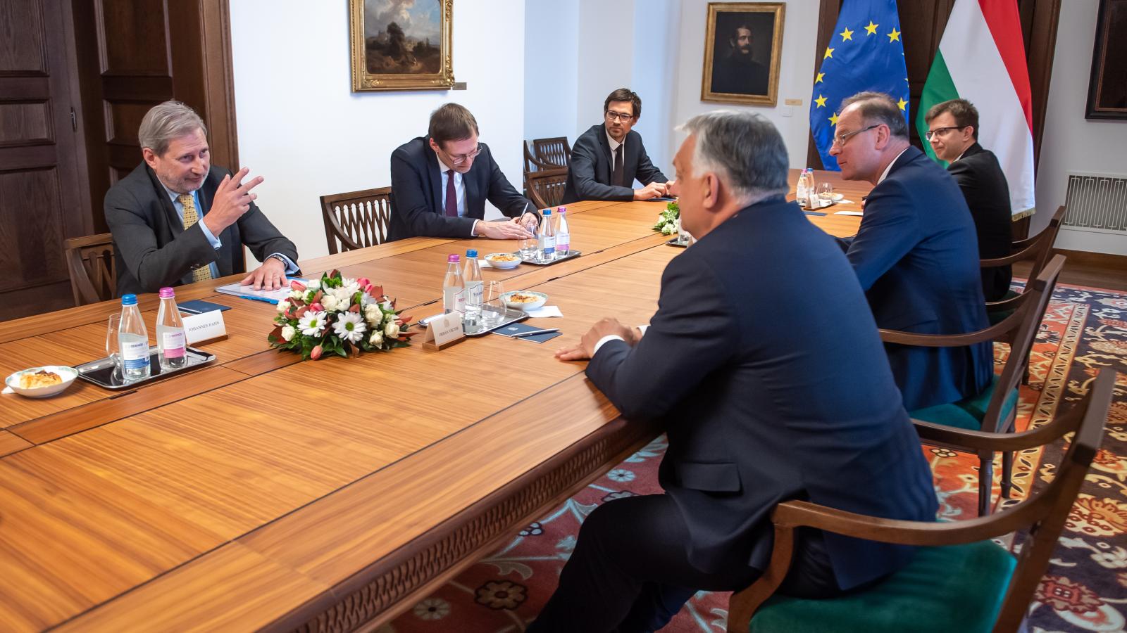 Orbán Viktor miniszterelnök és Johannes Hahn, az Európai Bizottság tagja tárgyal a Karmelita kolostorban 2023. május 2-án. A kormányfő mellett Navracsics Tibor területfejlesztési miniszter.