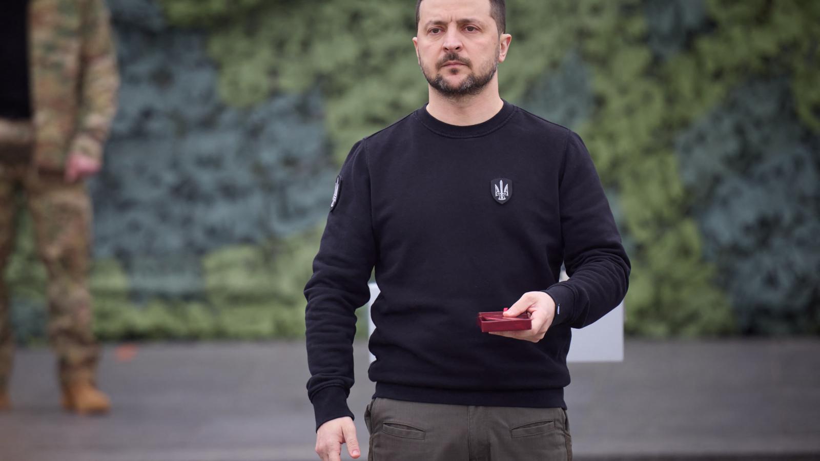 Illusztráció: Zelenszkij elnök egy állami kitüntetéssel - Korábbi felvétel