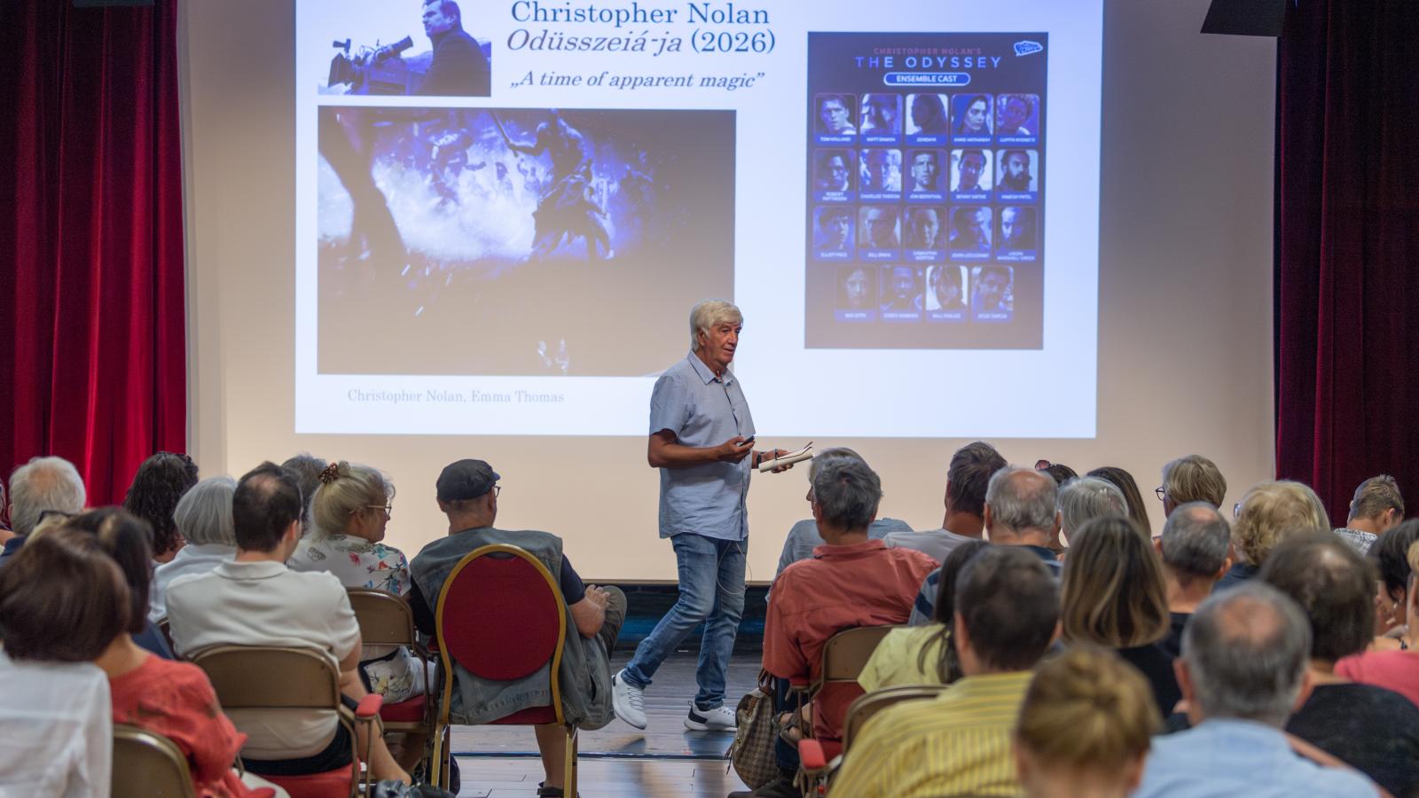 Karsai György szerint Nolan alkotása megszólítja a nézőt, aki úgy érzi, ezután be kell mennie a könyvesboltba, hogy megvegye Homérosz eposzát