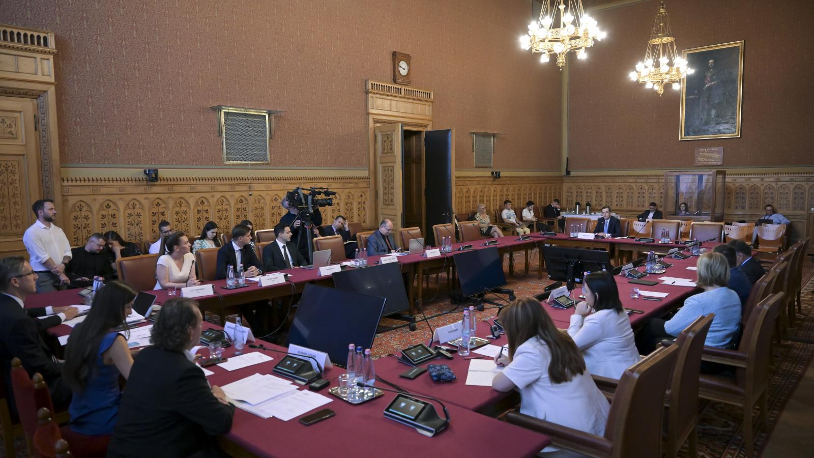 Az Országgyűlés művelődési bizottságának ülése augusztus 26-án
