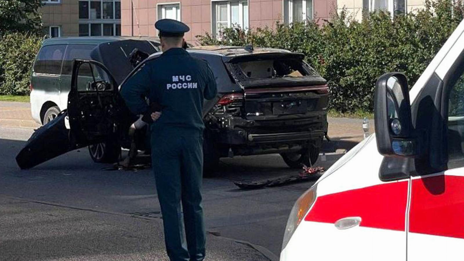 Helyszínelés a felrobbantott autónál augusztus 27-én 