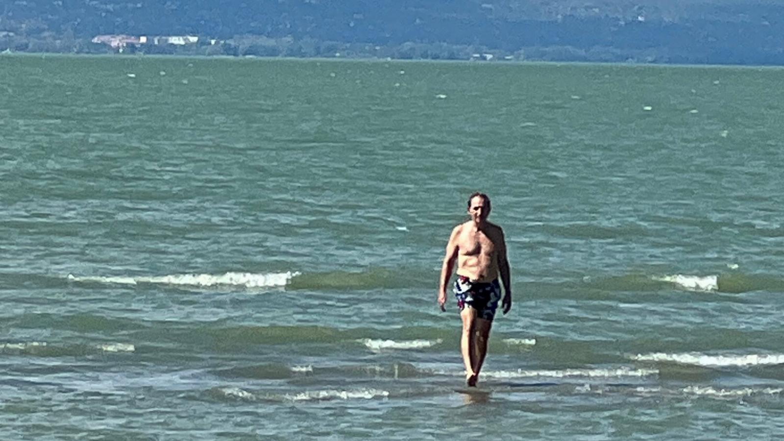 A szerző a Balatonon idén nyáron egész jól megtanult vízen járni. Jövőre talán megpróbálkozik Elba szigetével is...
