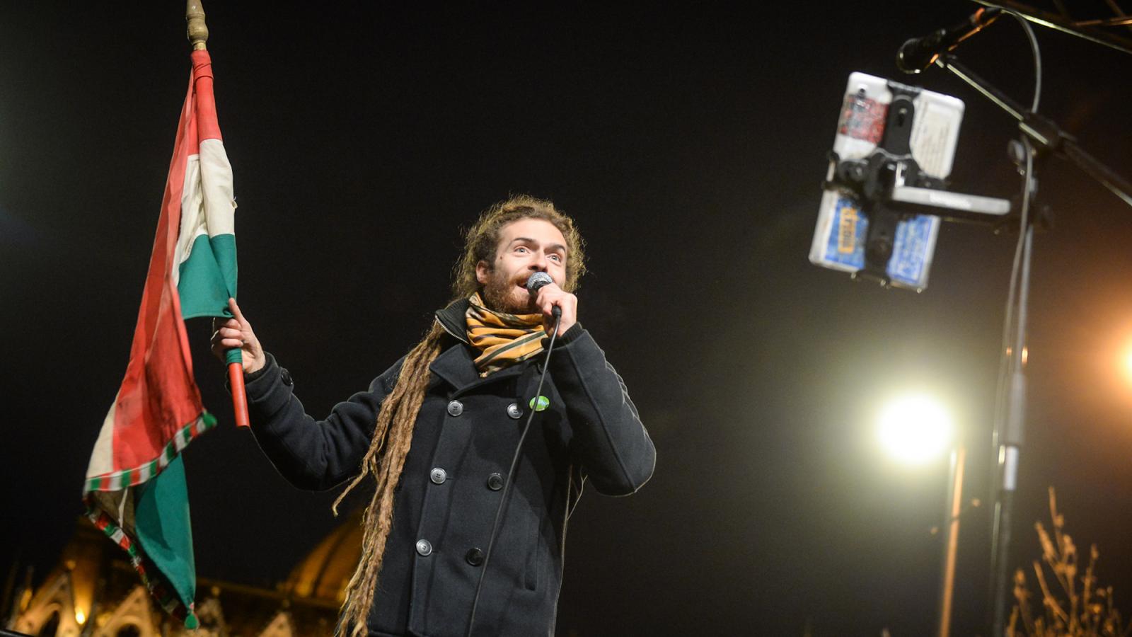 A G Ras nevű zenész itt éppen egy magyar zászlóval