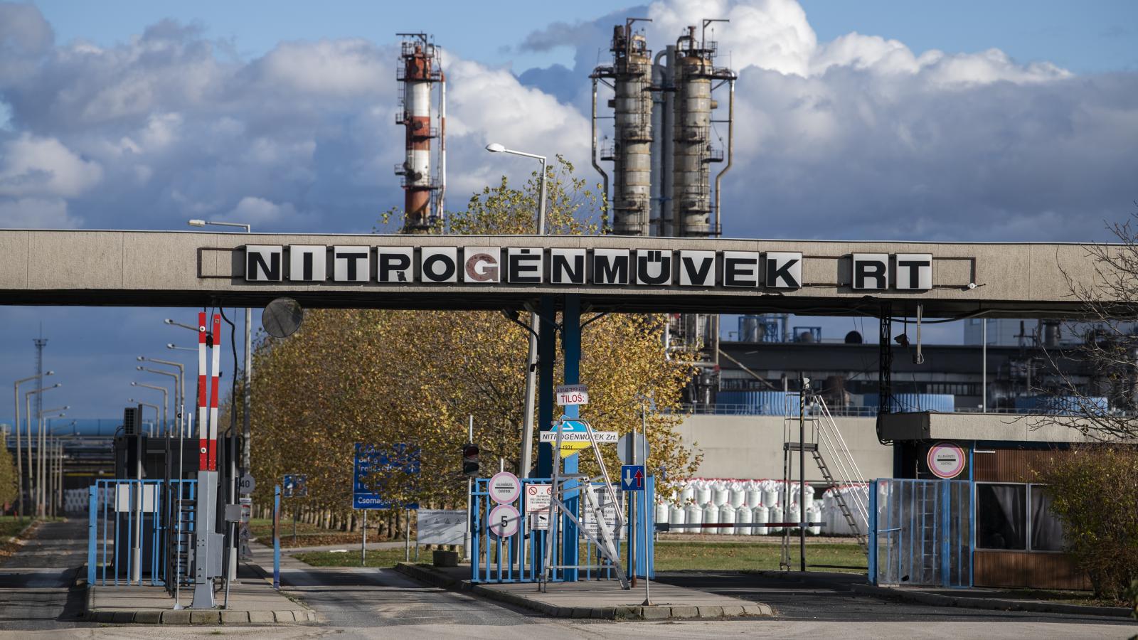 Büntetőadókkal igyekeztek veszteségesre adóztatni a külföldi építőanyagipari cégeket és a kormánykritikus magyar vállalkozók érdekeltségeit is: belekerült a szórásba Bige László cége is, amit többek között kvótaadóval sújtottak Orbánék