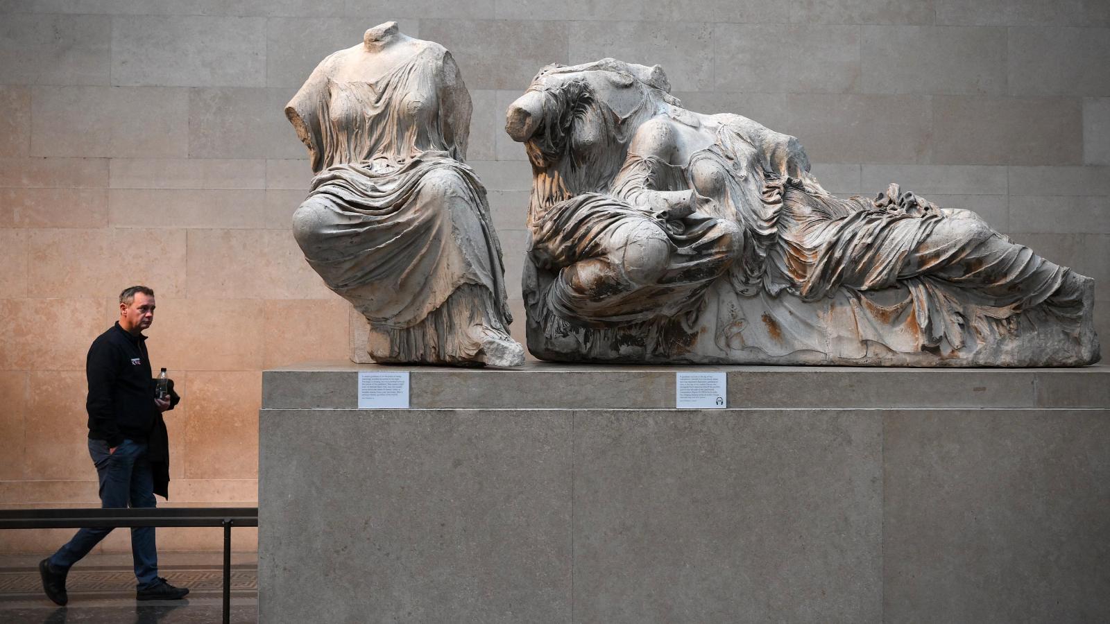 A Parthenon-szobrokat eredetileg az athéni Akropolisz díszítésére faragták ki, majd a skót arisztokrata, Lord Elgin szerezte meg és szállíttatta ellentmondásos körülmények között a szigetországba, hogy azután 1816-ban a British Museum tulajdonába kerüljön