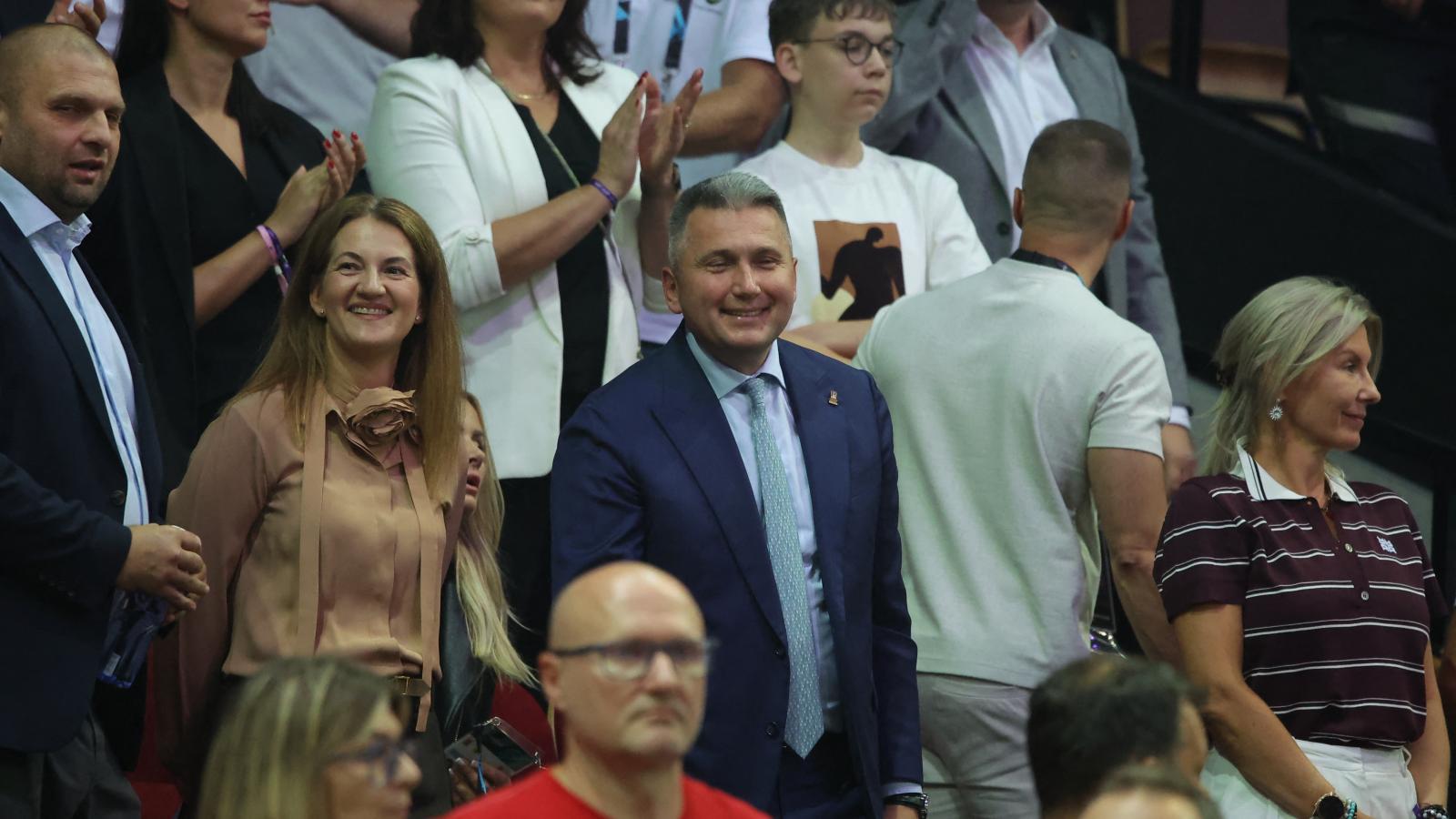 Radoslaw Piesiewicz (középen kék öltönyben) a 2025. augusztus 28-i Lengyelország-Szlovénia kosárlabda-mérkőzésen
