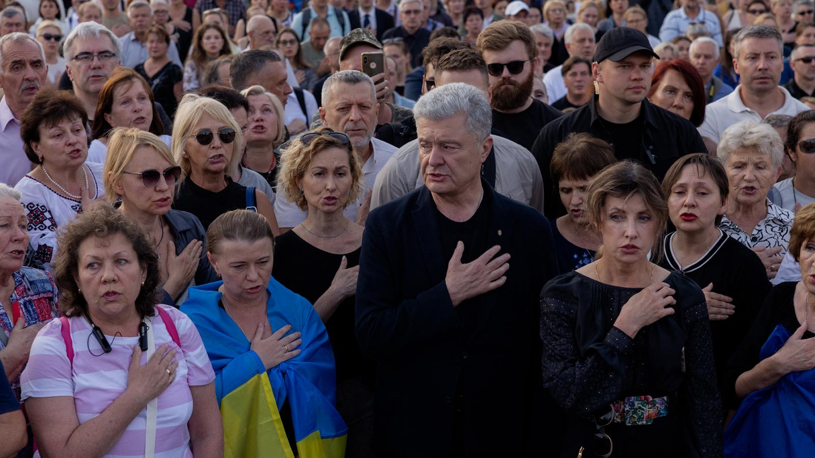 Petro Porosenko exelnök szerint Putyin "ki akarja kapcsolni Kijevet. Hogy az emberek végre azt mondják: lehetetlen itt élni”.