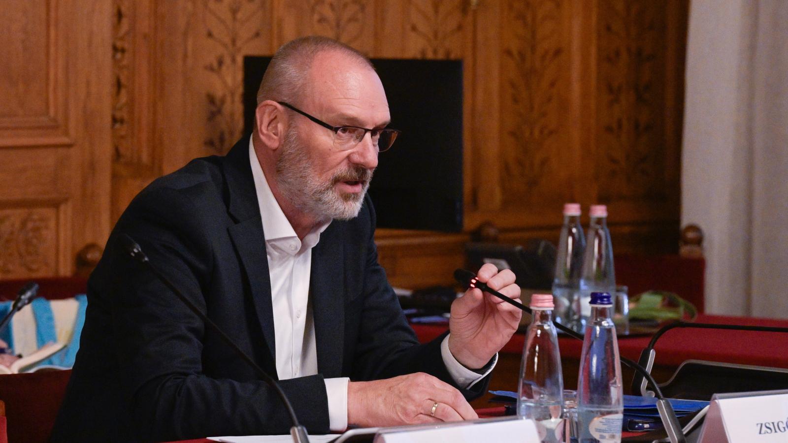 Zsigó Róbert, a kegyelmi botrány felelőseit feltáró vizsgálóbizottság fideszes alelnöke a testület alakuló ülésén 2026. szeptember 2-án