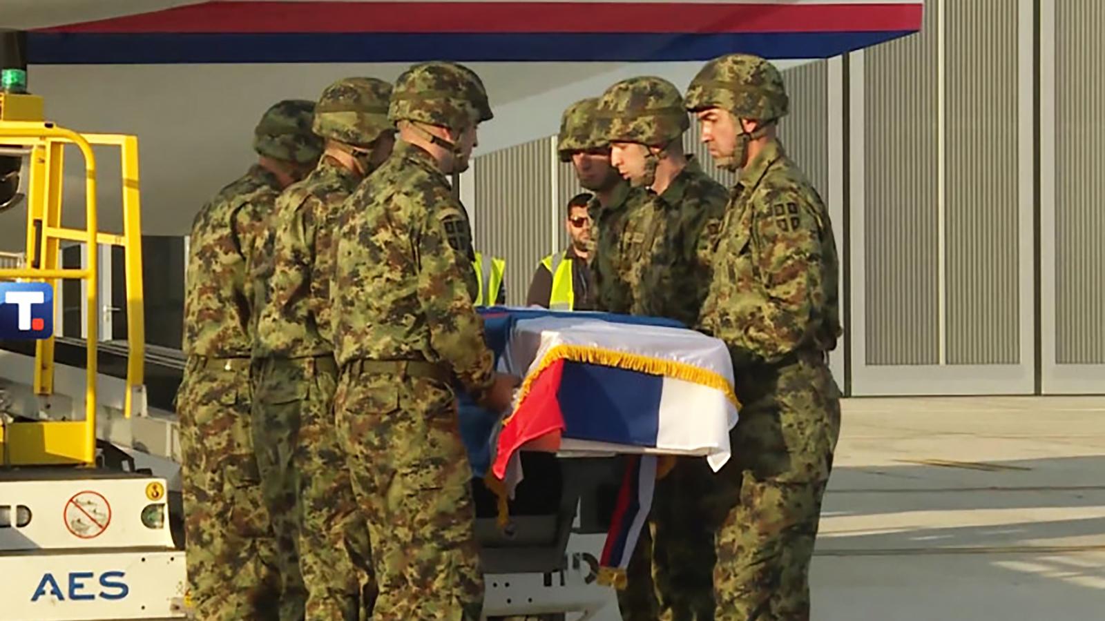A szerb zászlóval letakart koporsó és a katonák jelenléte egyértelműen jelzi, hogy bár hivatalos állami temetést nem kap Ratko Mladic, a belgrádi vezetés nemzeti hősnek tekinti a háborús bűnös volt boszniai katonai parancsnokot.