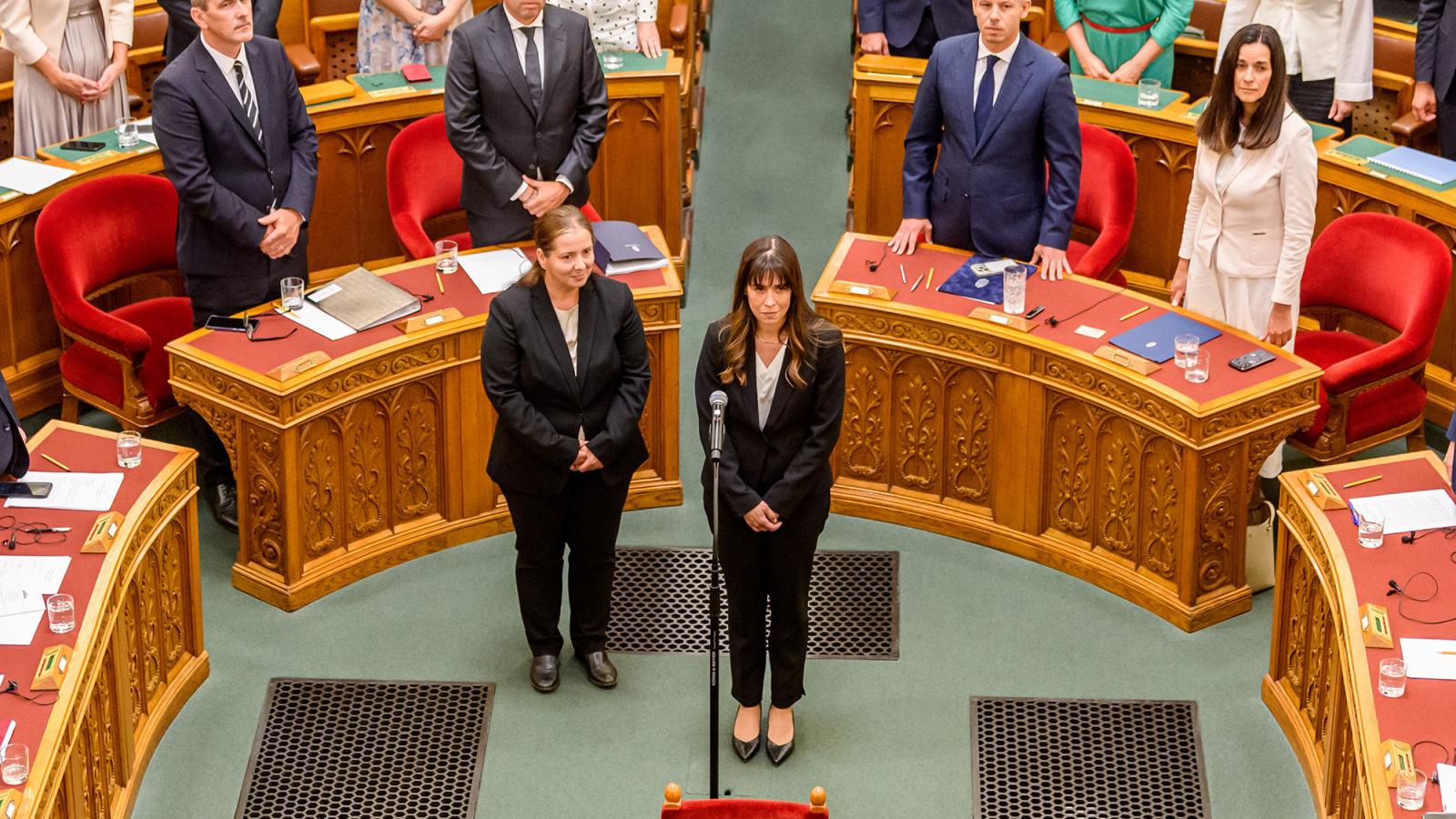 Tasnády Katalin elnökhelyettes. Mögötte az elnök: Unger Anna