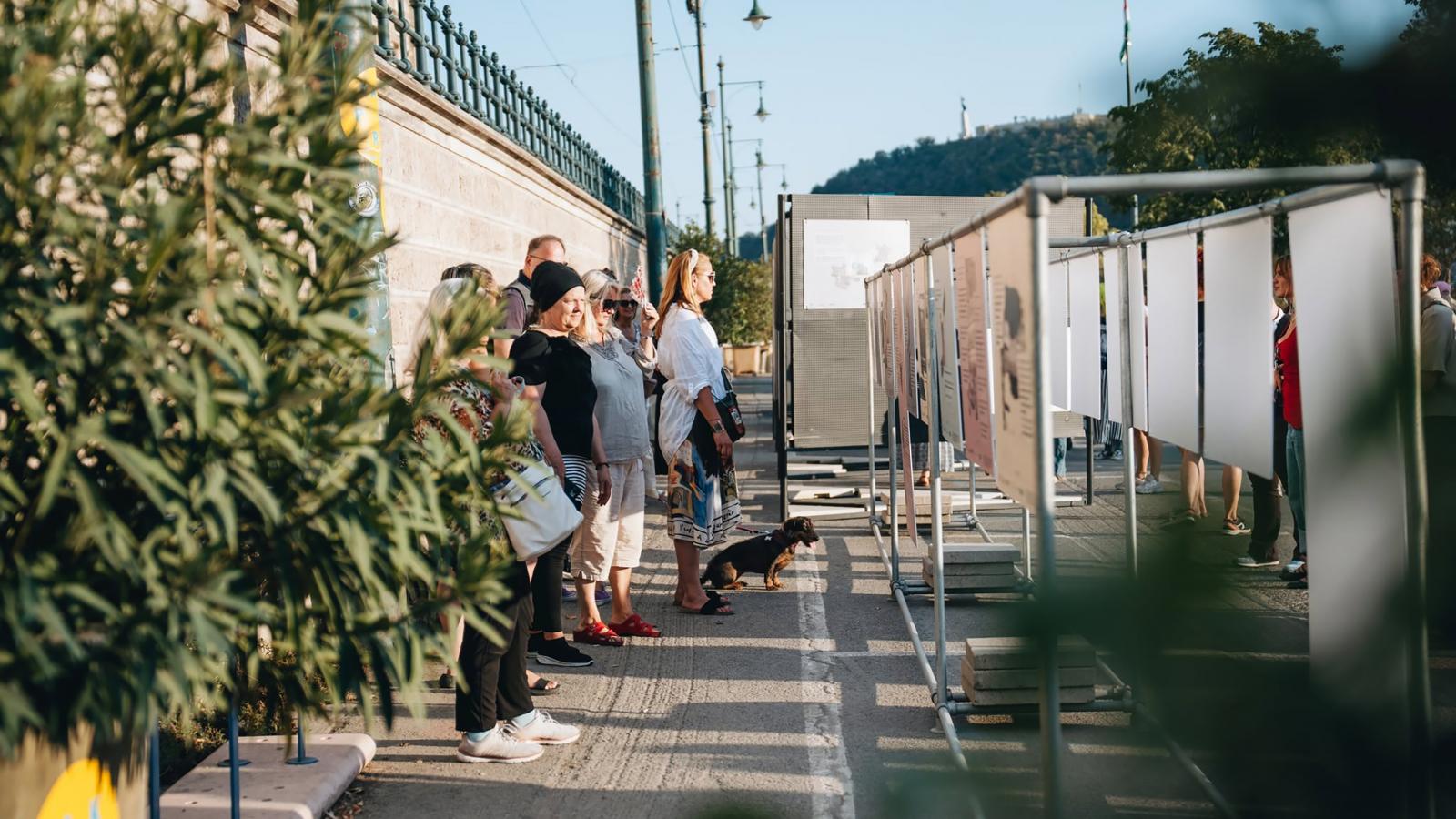 A Hajléktalan nők hangja című kiállítás még ép állapotában, augusztus 24-én