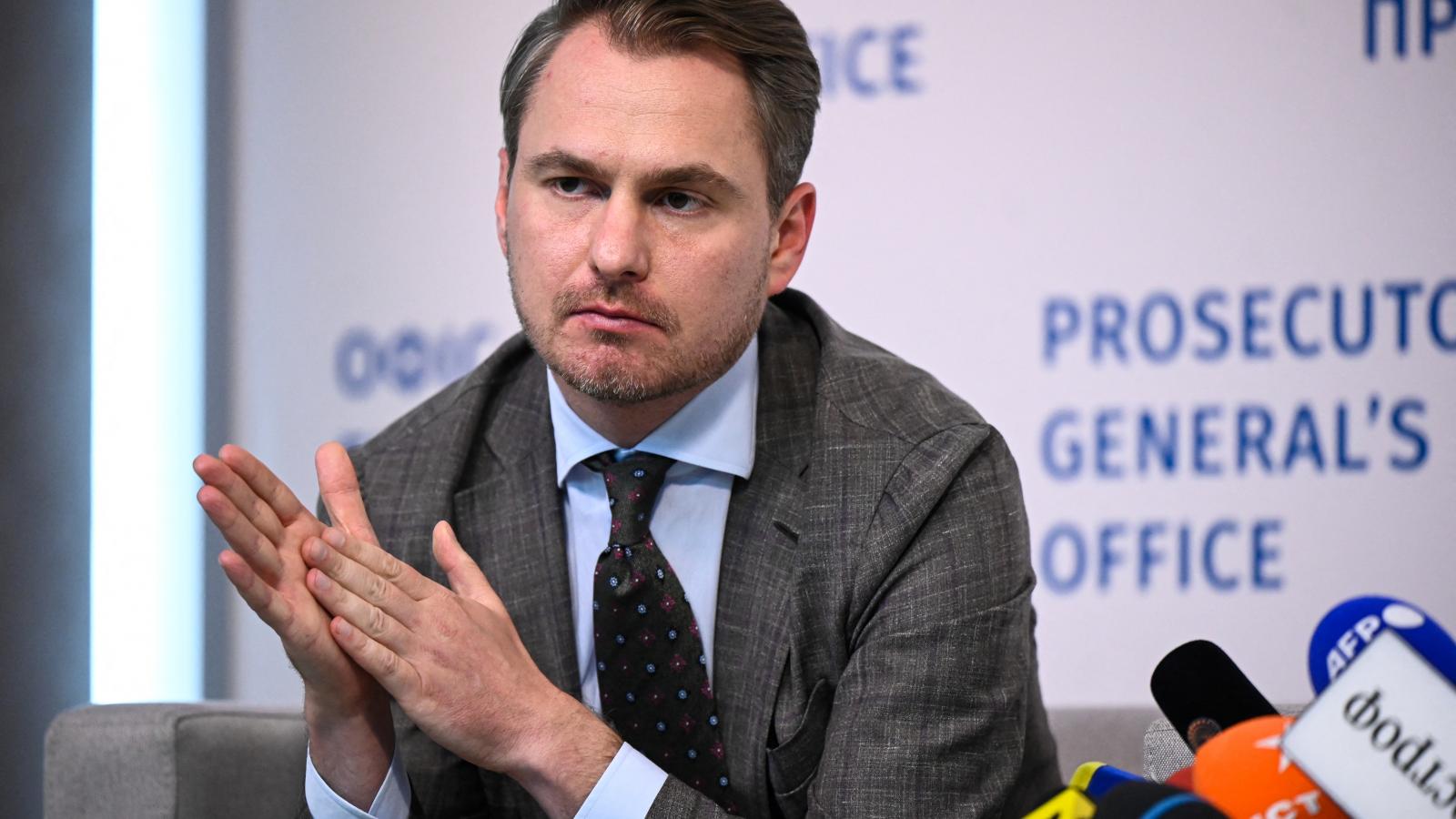 Ruszlan Kravcseko legfőbb ügyész azt állította, hogy politikai megfontolásból nyújtotta be lemondását. Számos jel szerint azonban ő is besározódott a call centerek védelmével kapcsolatos botrányban