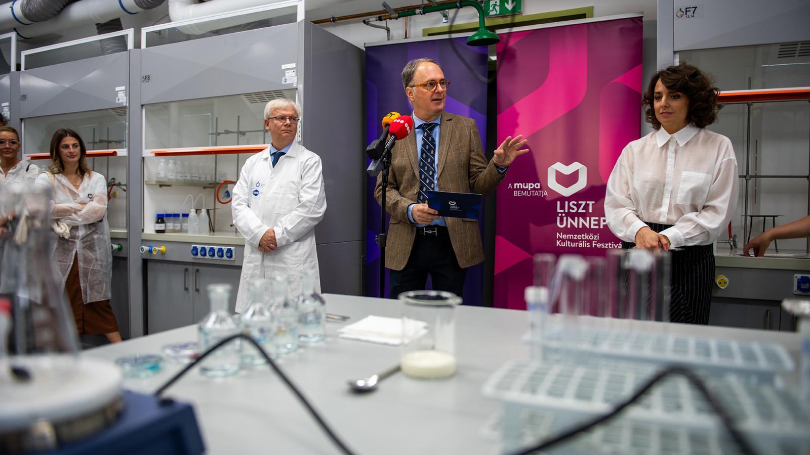 A kísérletező kedvet szimbolizálva az ELTE TTK kémiai laboratóriumában tartották a sajtótájékoztatót