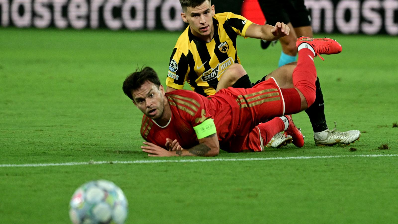 Vitális Milán (hátul), az AEK Athén magyar középpályása