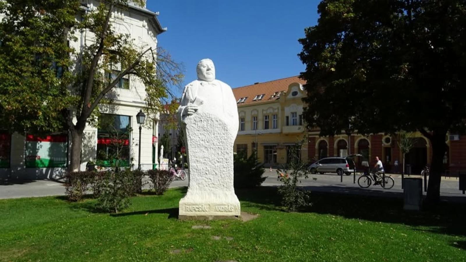 Rapcsák András főtéri szobrától szabadulna a vásárhelyi képviselőtestület