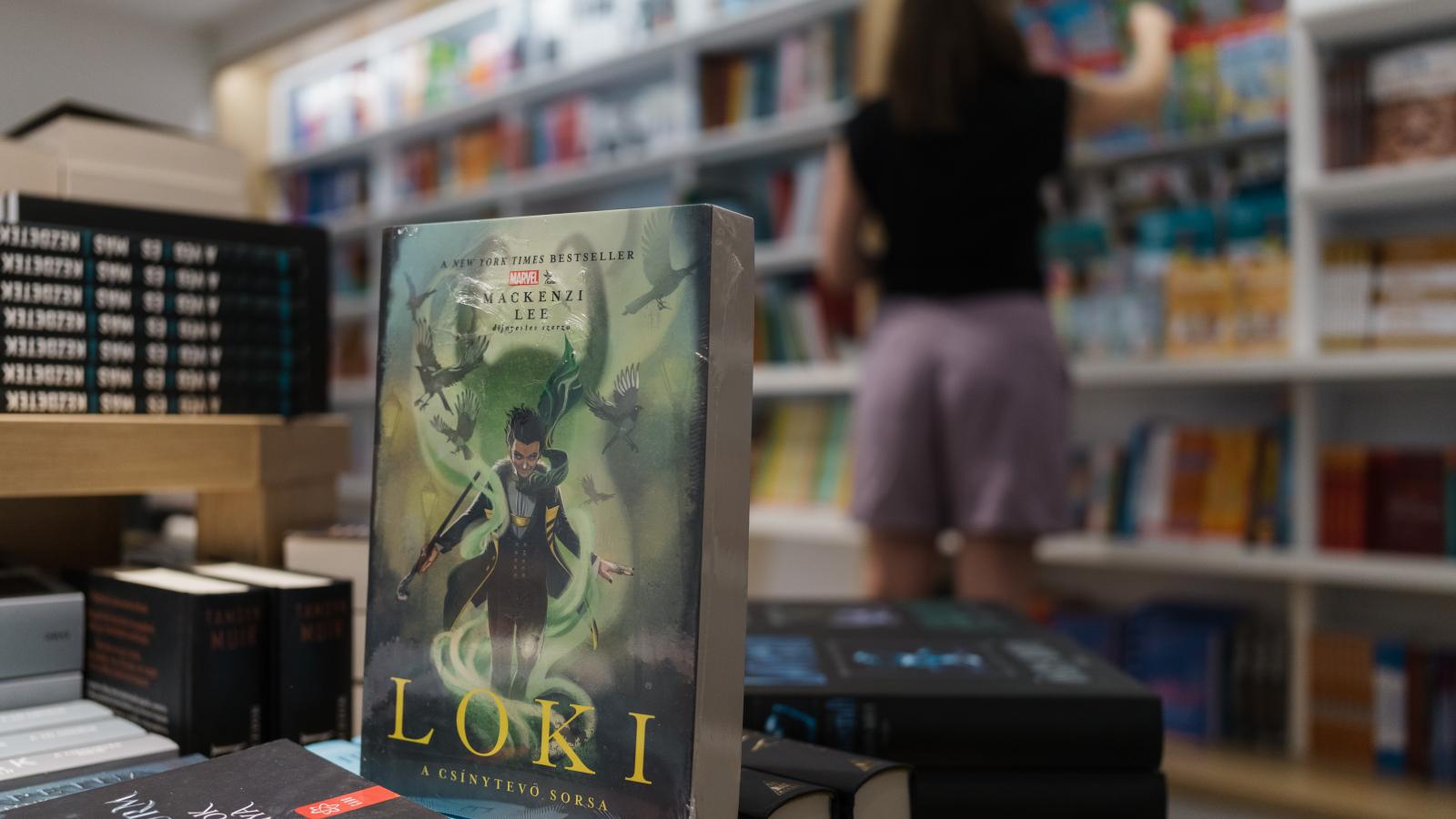 Előbb-utóbb talán lekerül a fólia Mackenzi Lee: Loki a csínytevő sorsa című könyvről is