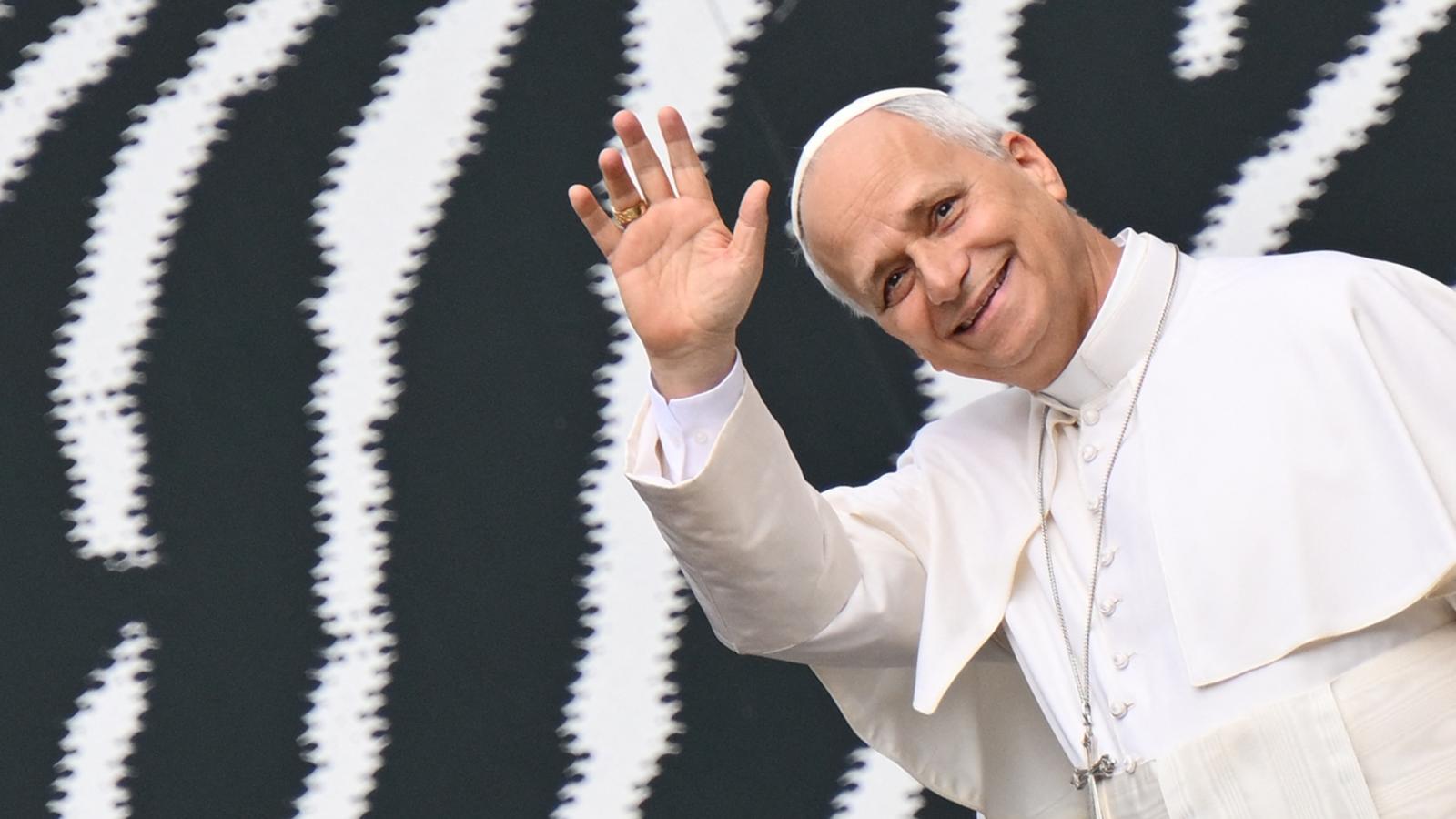 XIV. Leo pápa 2026. szeptember 14-én a Vatikáni Apostoli Könyvtár Katasztrófa és csoda című kiállításán