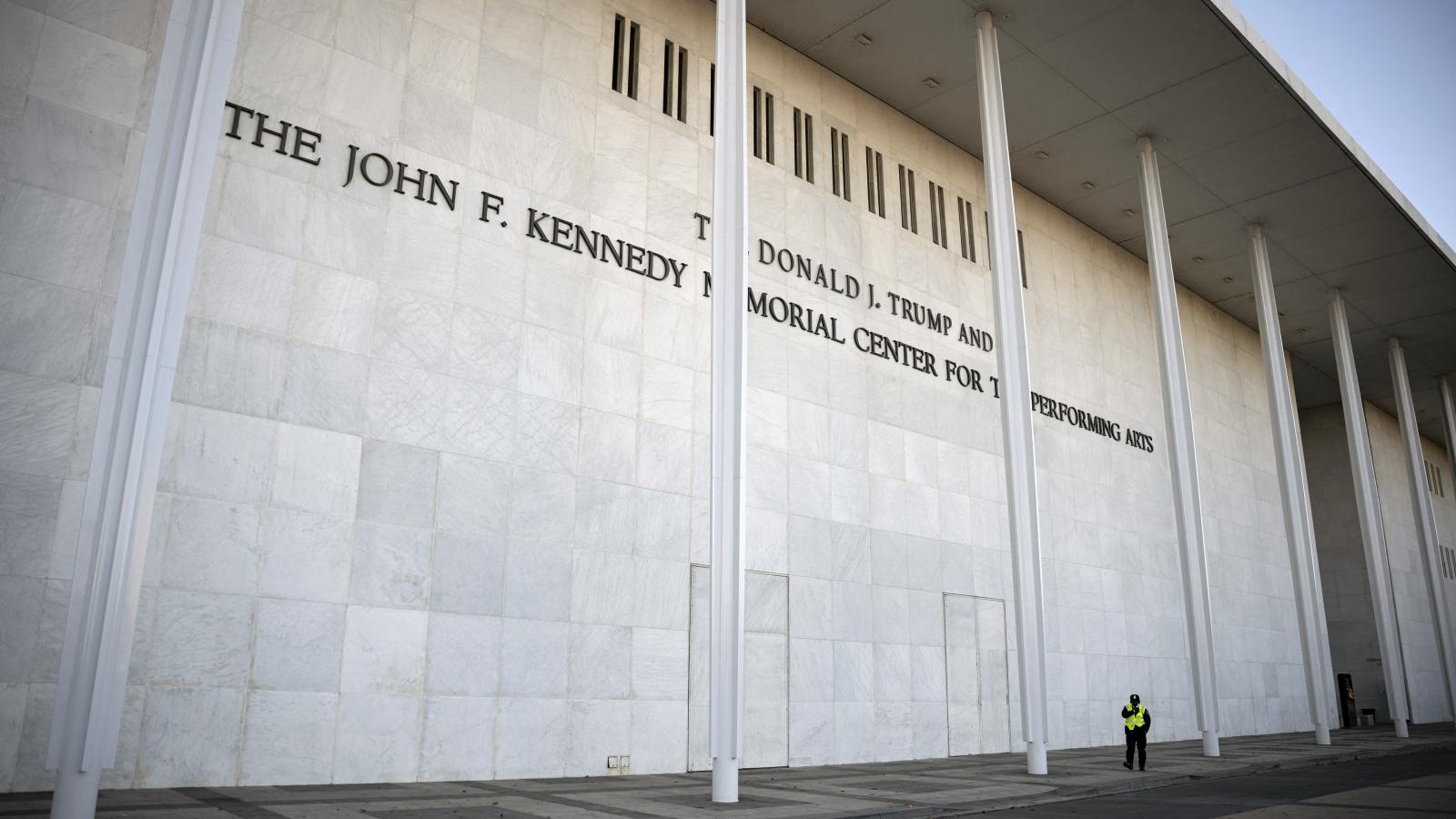 A politikai herce-hurca, a leromlott állapot, és a névvita a Kennedy Center bezárásához vezetett