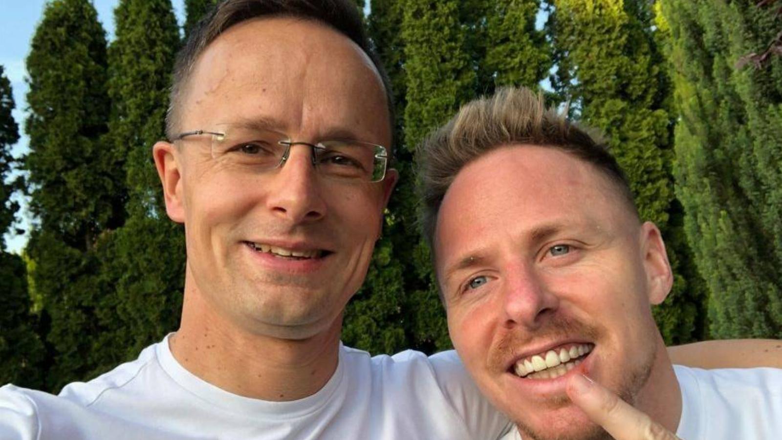 Szijjártó Péter és Dzsudzsák Balázs. A járványügyi védőtávolság sem lehet akadálya a a sportos diplomata és a diplomata sportoló barátságának