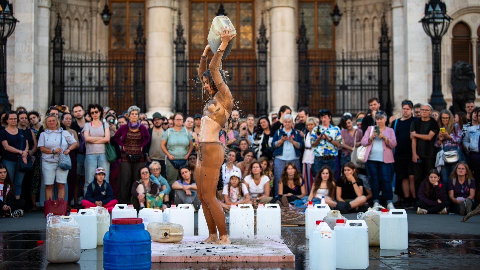 Fogd meg a kezem! És ne engedjük el…performatív demonstráció 2026. szeptember 6-án